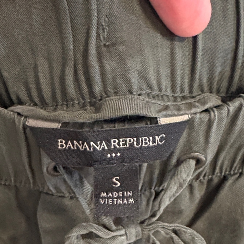 Banana Republic Dark Green Cargo Pants - Picture 3 of 9